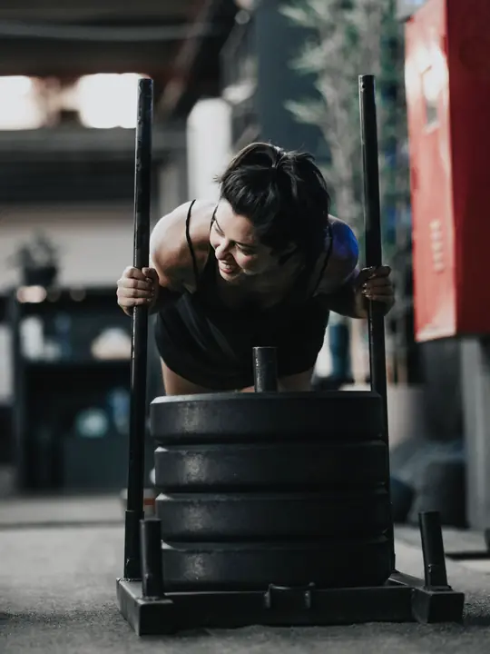 Atleta empurrando sled (Hyrox) na Kapela Gym